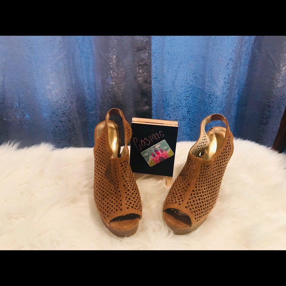 GUC Coach Laser cur Slingback Heels. Spring! 🌸